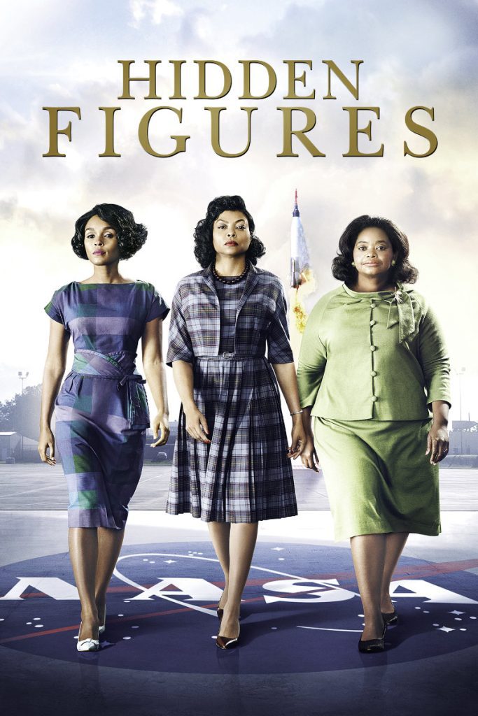 Filmposter van Hidden Figures: drie zwarte vrouwen lopen richting camera, op de achtergrond de Apollo-raket.