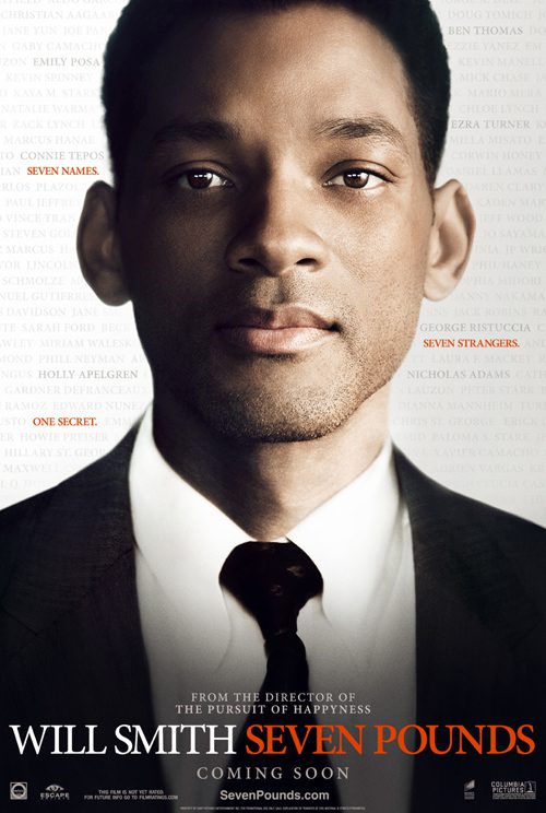 Filmposter van Seven Pounds: een man (tot borsthoogte) met zwart pak kijkt recht in de camera.