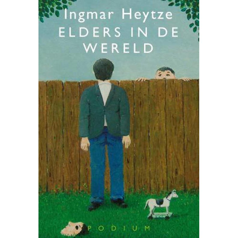 Kaft van Elders in de wereld van Ingmar Heytze. We zien een man over de schutting kijken: zijn lijf is naar ons toegekeerd, met daarboven een achterhoofd, terwijl een gezicht ernaast over de schutting kijkt.