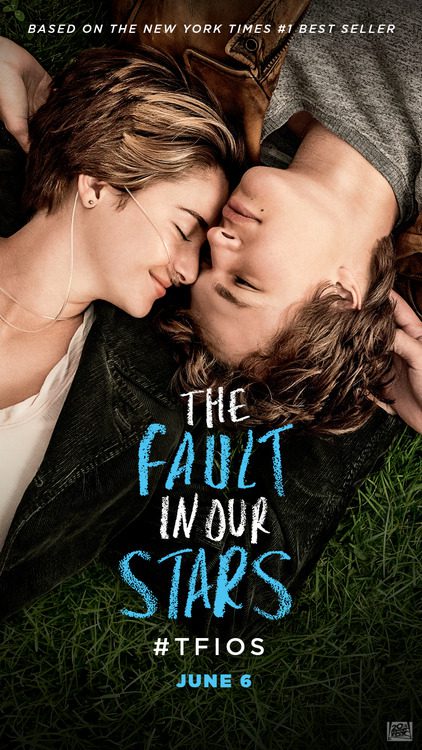 Filmposter van The fault in our stars: twee geliefden liggen met hun gezichten tegen elkaar aan in het gras.