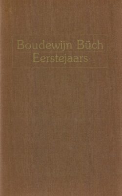 Kaft van Eerstejaars: bruine achtergrond met in gouden letters de titel en auteur; geen afbeeldingen.