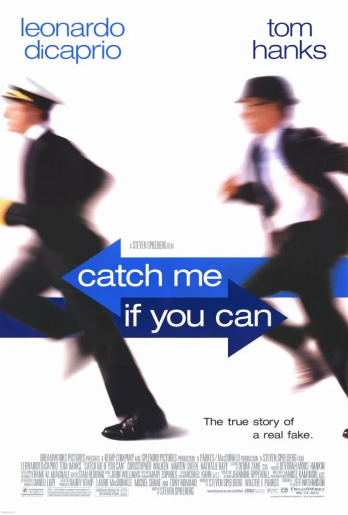 Filmposter van Catch me if you can: op een witte achtergrond rent een man met gleufhoed achter een man met kapiteinspet aan. Dit is vervaagd weergegeven met ervoor de titel in twee pijlen die in tegengestelde richting wijzen.