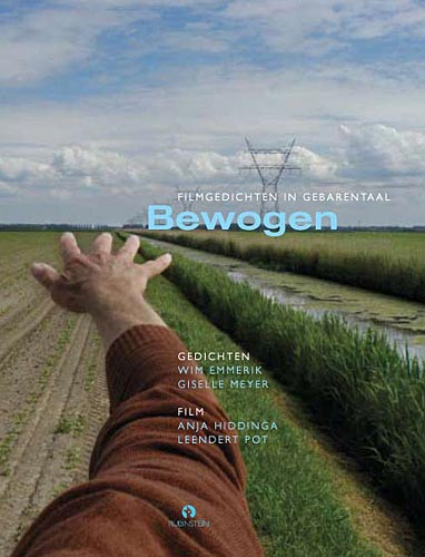 Kaft van de DVD Bewogen: een hand uitgestrekt over een kaal landschap met een akker en een sloot met gras langs de kanten.