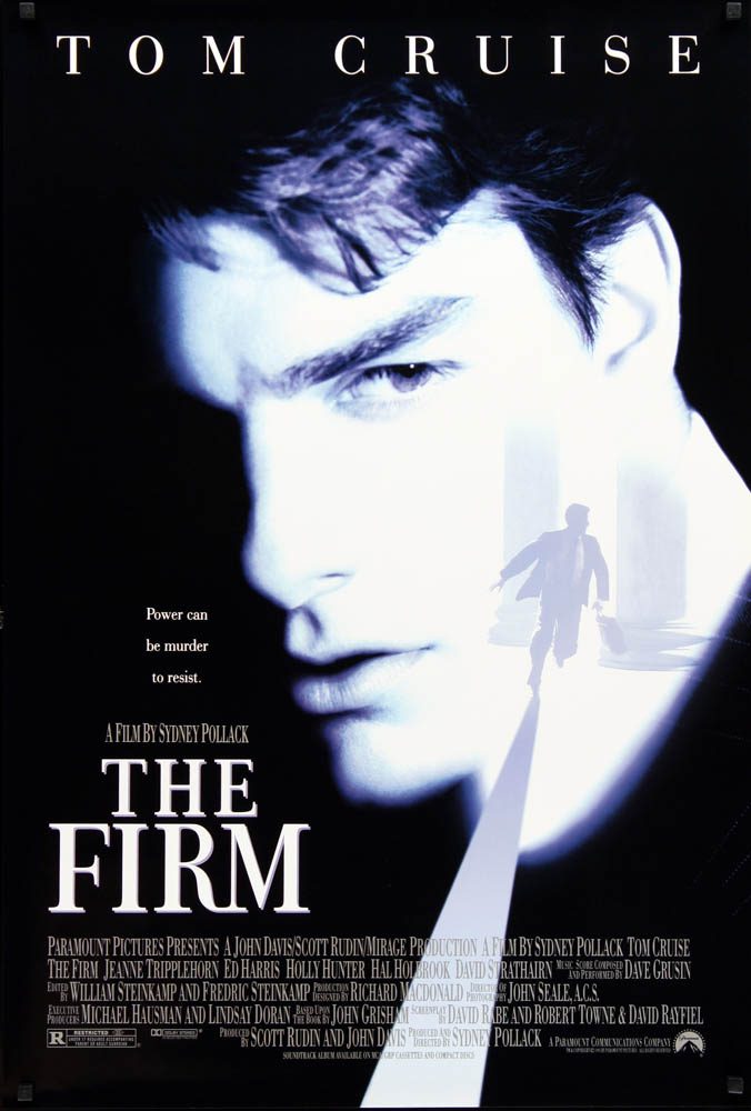 Poster van The Firm: het witte gezicht van de hoofdpersoon is groot in beeld en kijkt bezorgd naar rechts. Door hem heen een rennende figuur met een grote schaduw die op de kijker afkomt