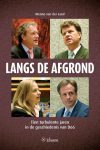 Kaft van Langs de afgrond met op een wijnrode/bruine achtergrond de foto's van Tom de Graaf, Boris Dittrich, Lousewies van der Laan en Alexander Pechtold in de Tweede Kamer.