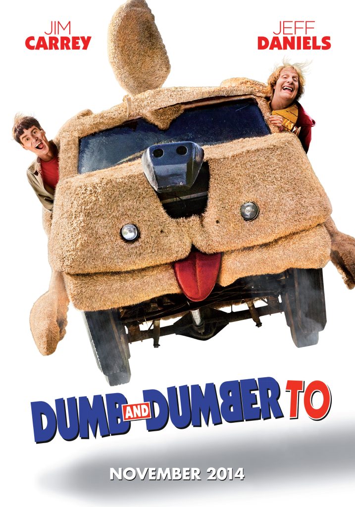 Poster van Dumb and dumber to: een busje versierd met pluche waardoor hij op een hond lijkt met uit de zijramen twee blij en sullig kijkende mannen van rond de 35.