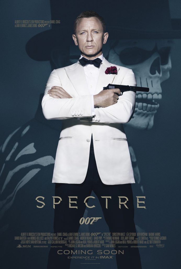 Poster van Spectre met James bond in wit jasje tegen een zwarte achtergrond waar een man in een skeletpak zichtbaar is. Bond heeft een zwart pistool en strikje als accenten. Eronder de titel.