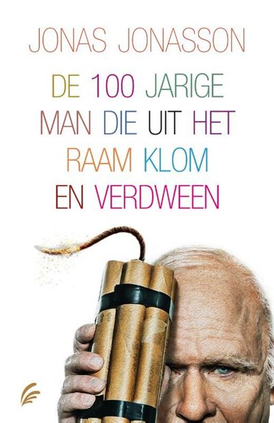 Kaft van De 100-jarige man die uit het raam klom en verdween. Rechtsonder een oude man die heen aantal staven dynamiet met brandend lont voor zijn gezicht houdt. Erboven in verschillende kleuren de titel en auteur van het boek. 