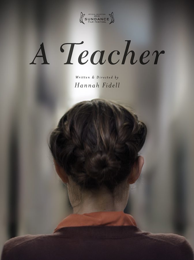 Filmposter van A Teacher; we zien een witte vrouw met bruin haar in een knot op haar rug vanaf haar schouders en hoger.