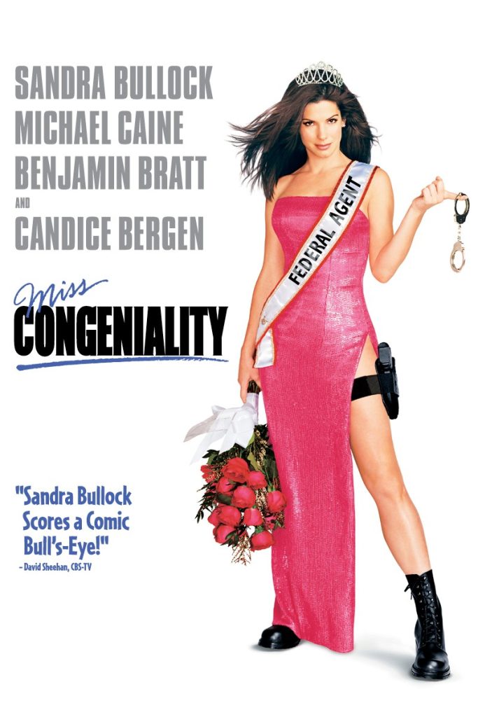 Filmposter van Miss Congeniality: een politieagente met zwarte laarzen en een holster om haar bovenbeen houdt een paar handboeien vast, terwijl ze een roze galajurk, kroontje en sjerp draagt .