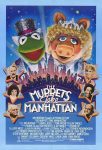 Filmposter van Muppets take Manhattan, rondom een skyline van Manhattan in blauw- en paarstinten zien we Kermit de Kikker en Miss Piggy en daaromheen zes sterren met bekende artiesten die een rol spelen.