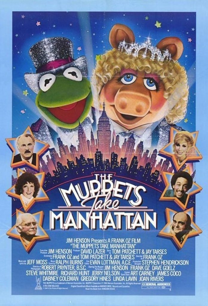 Filmposter van The Muppets take Manhattan, rondom een skyline van Manhattan in blauw- en paarstinten zien we Kermit de Kikker en Miss Piggy  en daaromheen zes sterren met bekende artiesten die een rol spelen.