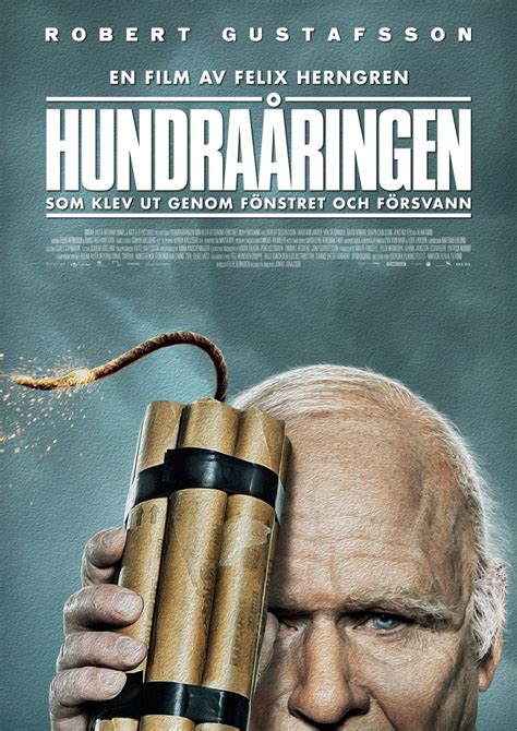 Filmposter van Hundraåringen som klev ut genom fönstret och försvann. Het gezicht van een oude man is half in beeld en hij houdt een aantal staven dynamiet met brandende lont bij zijn gezicht.