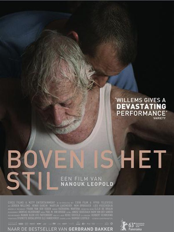 Filmposter van Boven is het stil: een man van 40 omarmt een man van 70 in een wit hemd.