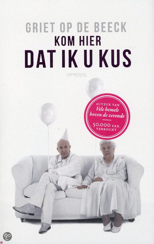 Kaft van Kom hier dat ik u kus: een witte bank in een witte omgeving met twee ouderen (man en vrouw) in witte kleding op die bank die ene witte ballon vasthouden en een wit feesthoedje op hebben.