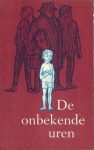 Kaft van De onbekende uren, wijnrode achtergrond met een aantal in zwart geschetste volwassenen en ervoor een jongetje geschetst in wit en lichtblauw.