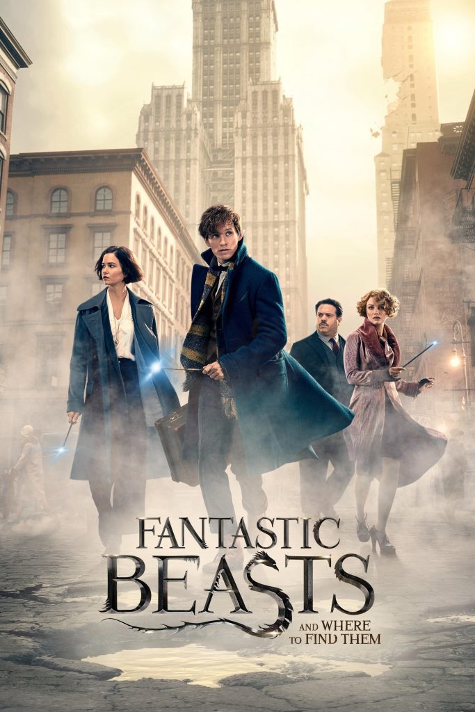 Filmposter van Fantastic Beasts and where to find them: in een beige gekleurde achtergrond van een grote stad komen vier hoofdpersonages met toverstok in de hand door een mist aanlopen, wat schichtig om zich heen kijkend.