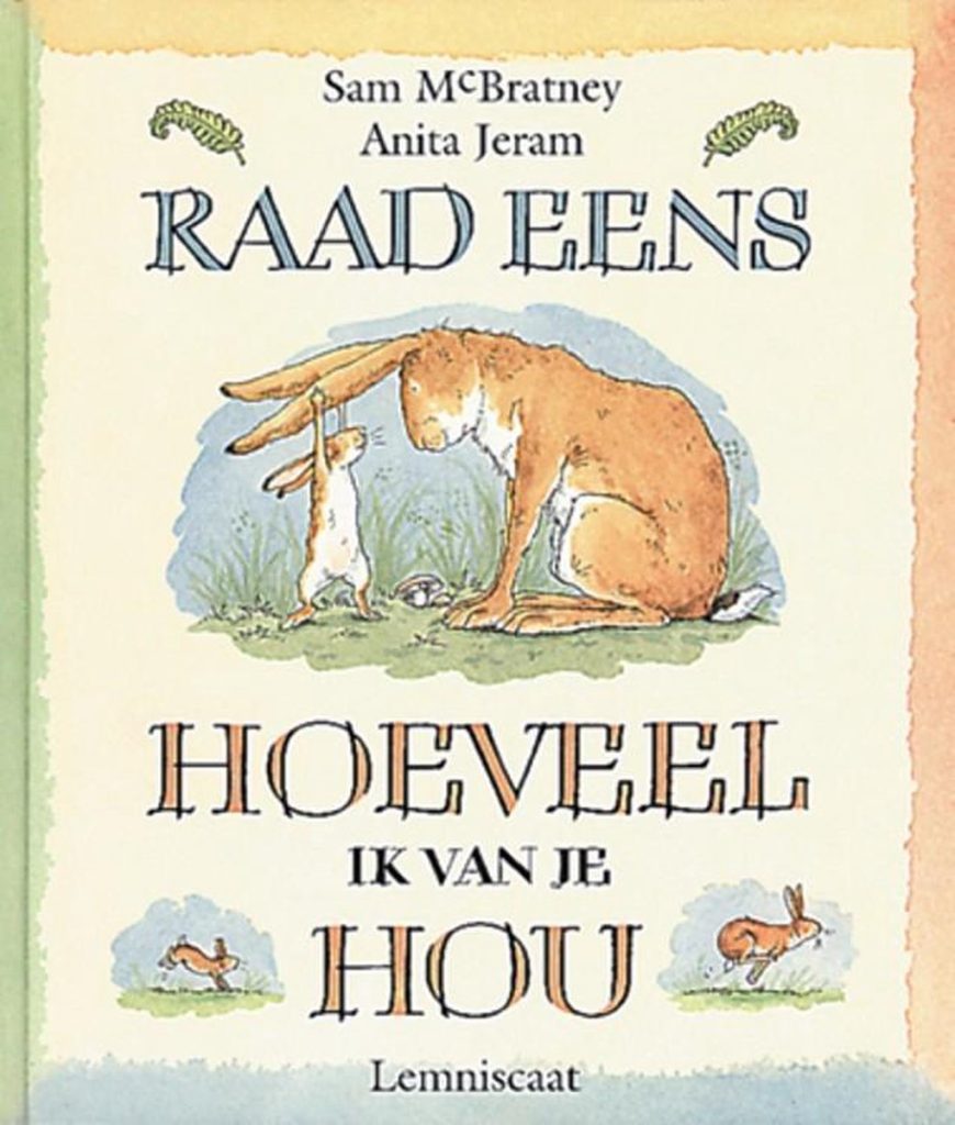 Kaft van het boek Raad eens hoeveel ik van je hou: een tekening van een klein konijn dat de oren van een groot konijn vasthoudt. Uitgevoerd in zachte pastelkleuren