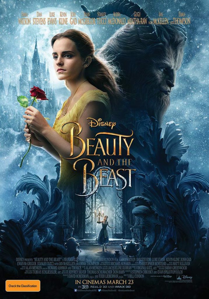 Filmposter van Beauty and the Beast: een jong meisje en een monsterachtig beest staan met de ruggen naar elkaar boven een kasteel in een duistere omgeving waar het meisje met een kandelaar binnenkomt.