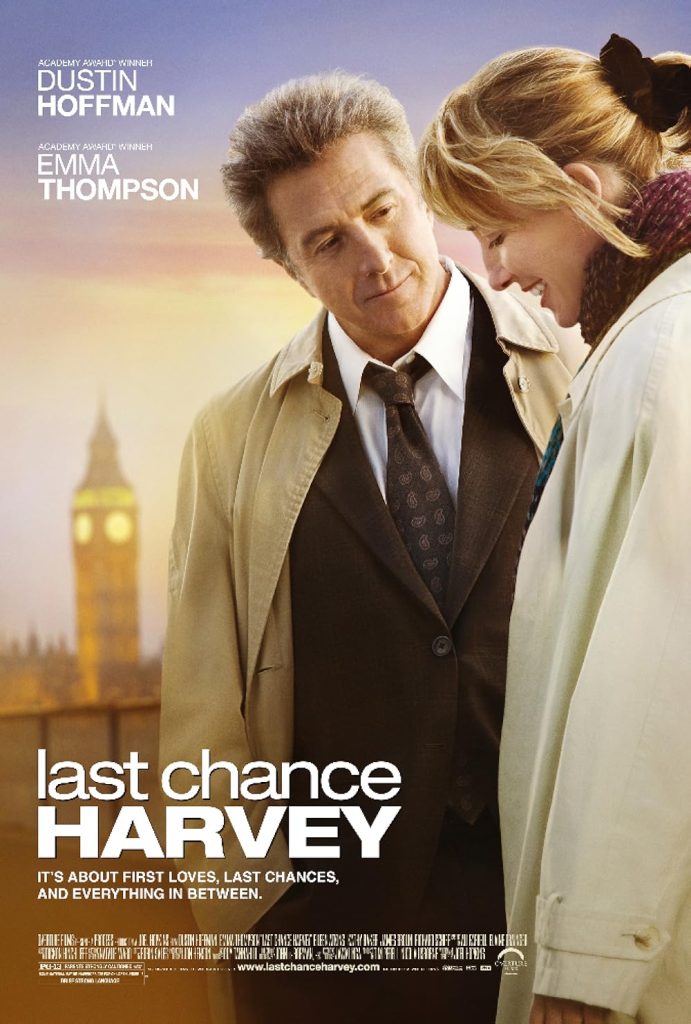 Filmposter voor Last chance Harvey: op de achtergrond de Big Ben, op de voorgrond een man met grijs haar, pak en beige regenjas die een vrouw eveneens in beige jas aan probeert te kijken.