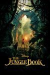 Poster van The Jungle Book: een jongen in rood lendendoekje staat met een fakkel voor een oude poort van een ruïne midden in een jungle. Om hem heen diverse dieren.