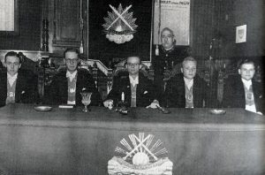 Een oude foto van de bestuursleden van een studentenvereniging in Groningen