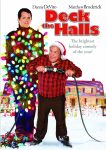 Filmposter van Deck the halls: een man ingesnoerd in kerstverlichting met daarnaast een kleinere oudere man die de stekkers aansluit. Op de achtergrond een typisch Amerikaans vrijstaand huis.