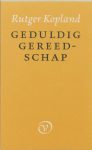 Kaft van Geduldig gereedschap: okergele achtergrond met in zwart de titel en wit de naam van de auteur. Geen afbeelding.