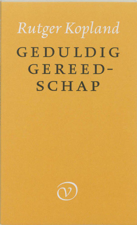 Kaft van Geduldig gereedschap: okergele achtergrond met in zwart de titel en wit de naam van de auteur. Geen afbeelding.