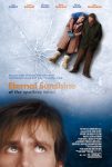 Filmposter van Eternal Sunshine of the spotless mind: linsonder een deel van het hoofd van de hoofdrolspeler, half in beeld. Hij kijkt naar rechtsboven waar we twee mensen in de sneeuw zien liggen.