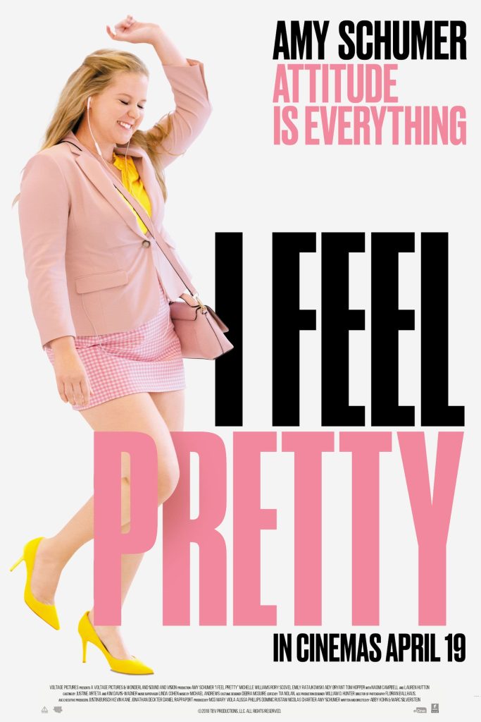 Filmposter van I feel pretty: een vrouw met een roze mantelpakje aan danst blij door het beeld met in grote blokletters ernaast titel en andere informatie.