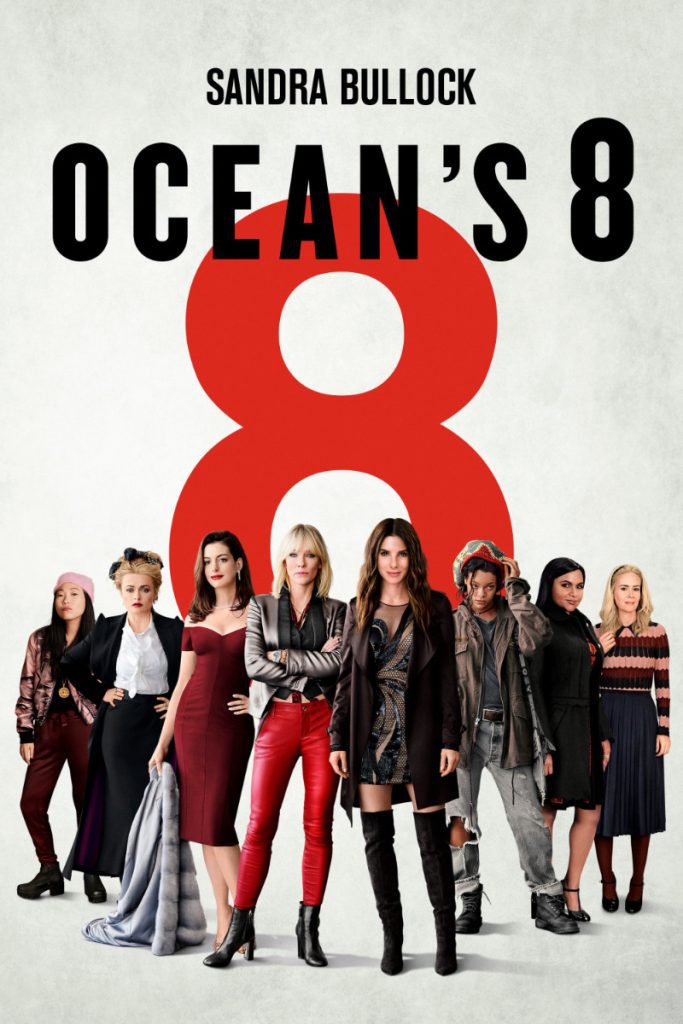 Filmposter van Ocean's 8, waarop een grote rode 8 staat op een witte achtergrond. Daarvoor staan 8 dames: de hoofdrolspelers. 