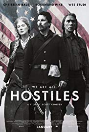 Filmposter van Hostiles: een Amerikaanse vlag met ervoor drie negentiende-eeuws geklede personages in zwart-wit