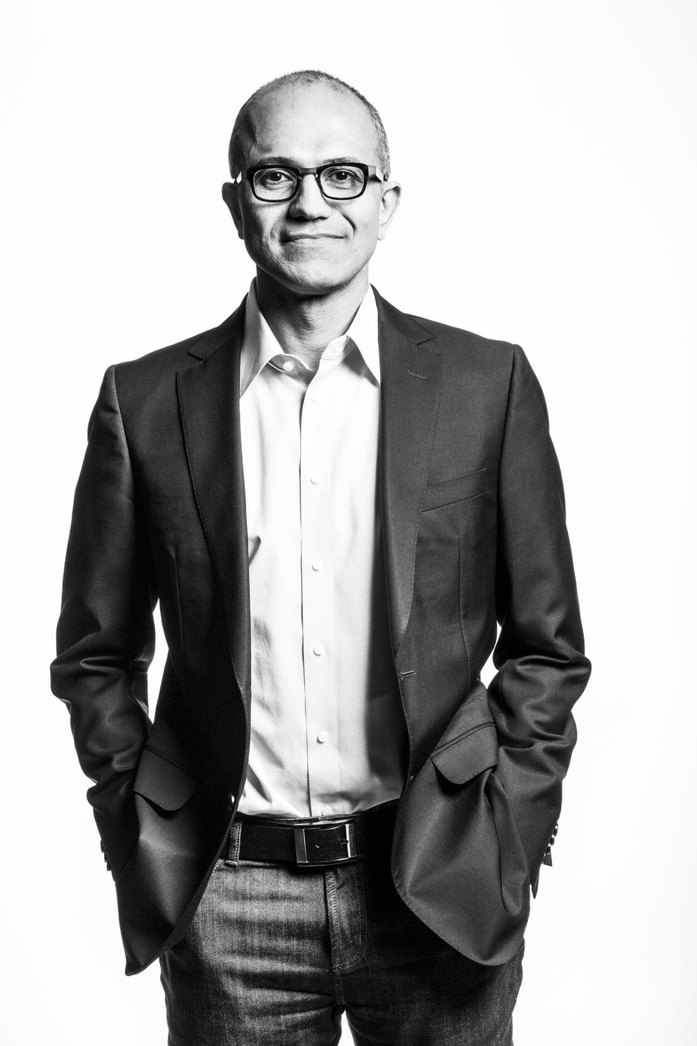 Zwart-witportretfoto van Satya Nadella.