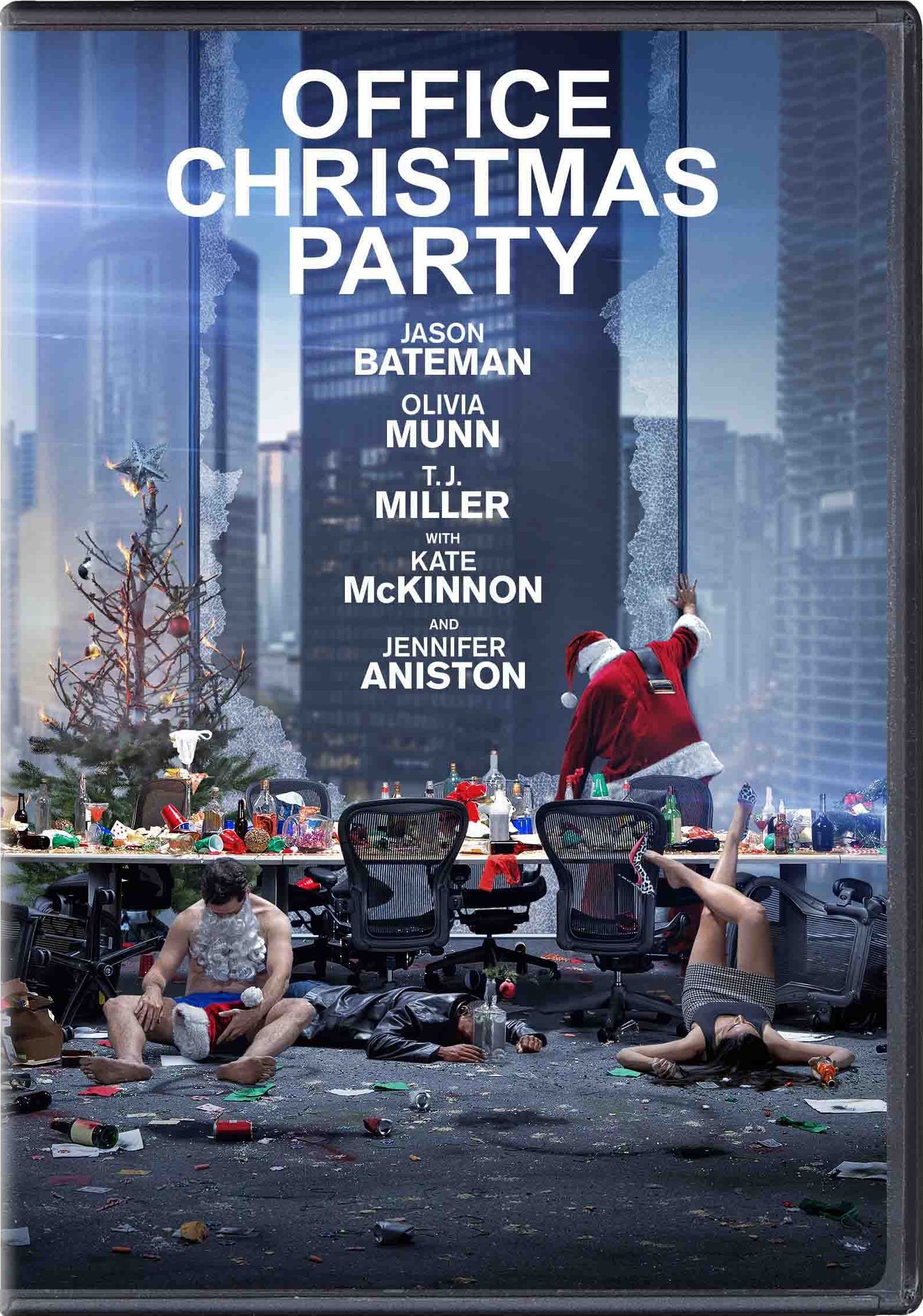 Filmposter van Office Christmas Party: een kantoor in een hoog flatgebouw, heeft een kapotte ruit, waar de kerstman door naar beneden kijkt. Ervoor staat een grote troep die over is gebleven na een feestje en er liggen drie laveloze mensen.