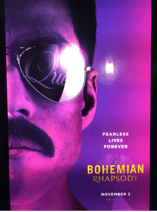 Filmposter van Bohemian Rapsody: paarse poster met de linkerhelft van het gezicht van Freddie Mercruy.