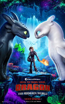 Poster van How to train a dragon 3: the hidden world. Een 3D-geanimeerde witte en zwarte draak kijken elkaar diep in de ogen. Ertussen een jongeman met een zwaard en een ridderachtig pak in een grot met kristallen