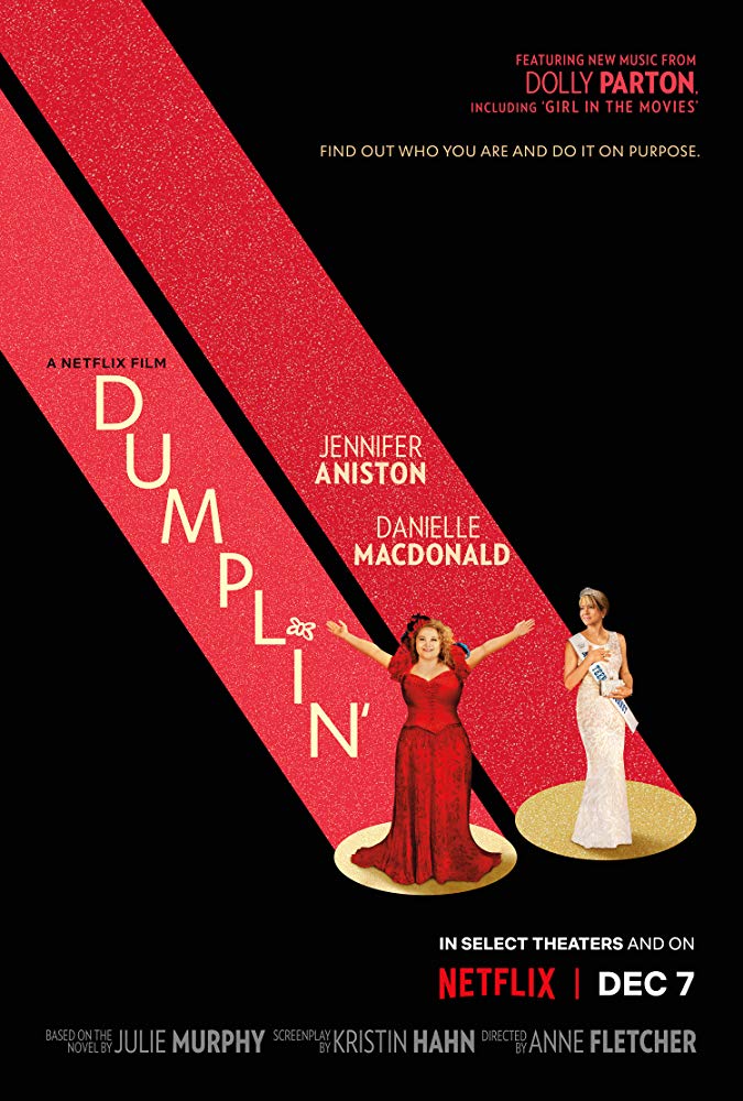 Poster van Dumplin: twee vrouwen staan in een spotlight met rood licht: in de lichtbanen staat de naam van de film en de hoofdrolspelers. Achtergrond is zwart.