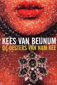 Kaft van De oesters van Nam Kee. Een vrouw met een sieraad om staat ingezoomd in beeld: haar nek, kin en lippen.