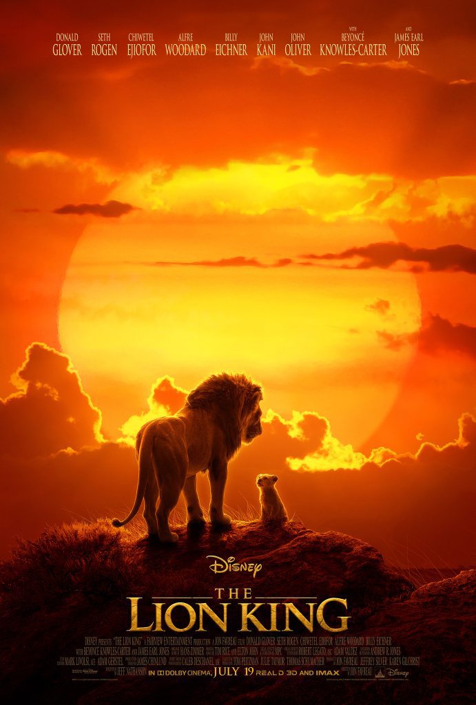 Filmposter van The Lion King: een grote leeuw en welp staan op een heuvel bij een opkomende zon. Poster in rood, oranje en geel uitgevoerd.