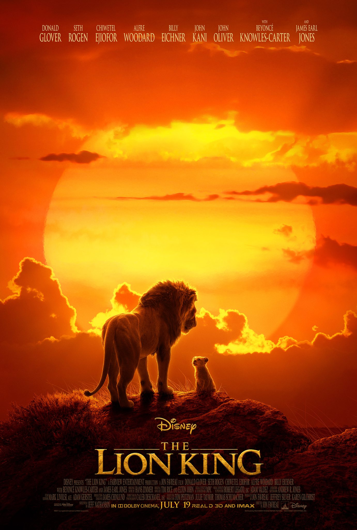 Filmposter van The Lion King: een grote leeuw en welp staan op een heuvel bij een opkomende zon. Poster in rood, oranje en geel uitgevoerd.