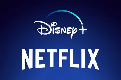 De logo's van Disney+ en Netflix op een donkerblauwe achtergrond.