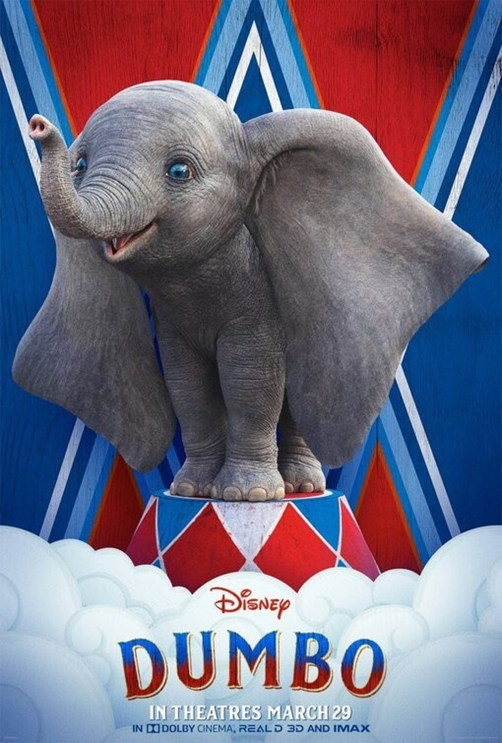 Poster van Dumbo: een 3D-geanimeerde kleine olifant met gigantische oren staat op een rood-wit-blauwe geruite ton met daaronder wolken. De achtergrond is ook rood-wit-blauw geruit.