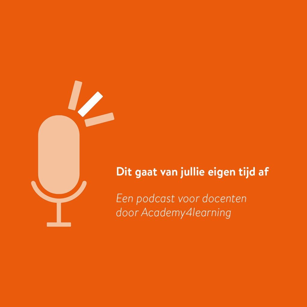 Logo van Dit gaat van jullie eigen tijd af: oranje achtergrond, licht-oranje podcastmicrofoonicoon en daarnaast in wit titel en ondertitel.