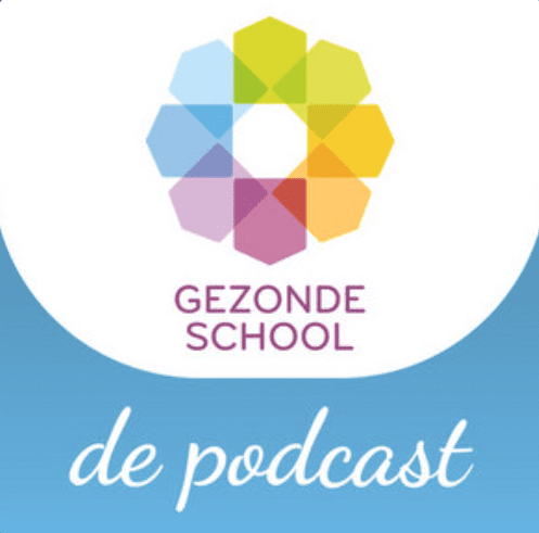 Logo van Gezonde school, de podcast: acht vlakken die samen een soort cirkel lijken te vormen in diverse kleuren: roze, geel, blauw en groentinten. Daaronder in roze de naam van de podcast en daaronder in een lichtblauw vlak de woorden "de podcast".