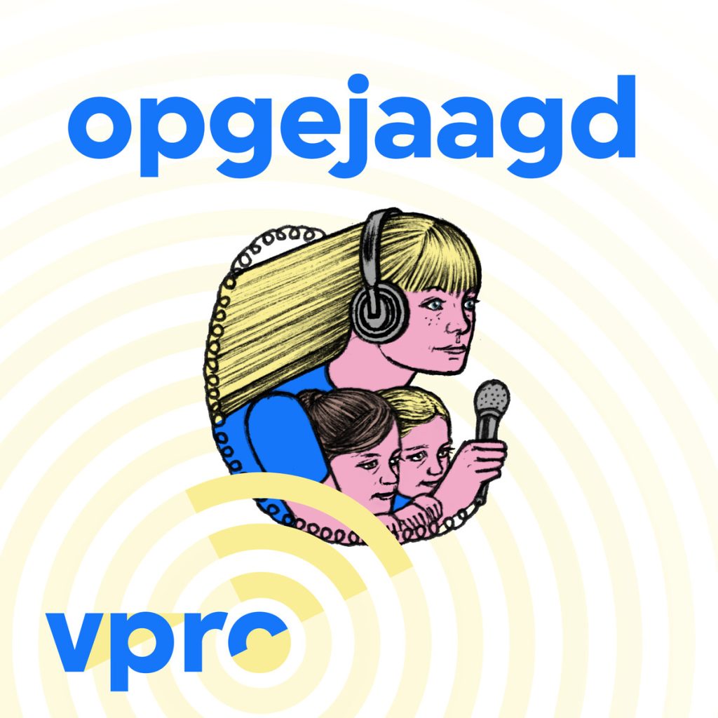 Cover van Opgejaagd met een getekende reporter met lang blond haar, koptelefoon en microfoon en naast haar twee kinderen.