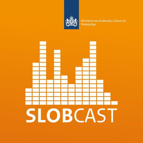 Logo van de Slobcast: oranje achtergrond met in witte letters de titels met daarboven stapels blokjes die geluidsniveaus uitbeelden.