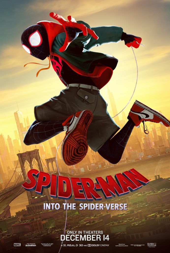 Filmposter van Spider-Man: Into the Spider-Verse. Een spiderman met een korte broek en sneakers over een zwart spidermanpak springt door het beeld voor een stadsgezicht van New York. 