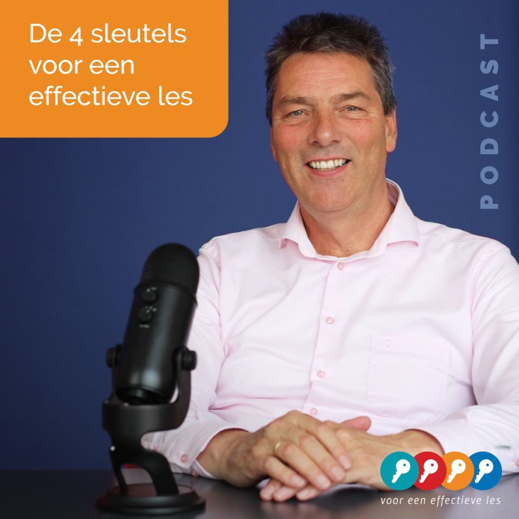 Logo van de Vier sleutels: een foto van een man achter een podcastmicrofoon, rechtsonder vier sleutels in vier gekleurde cirkels.