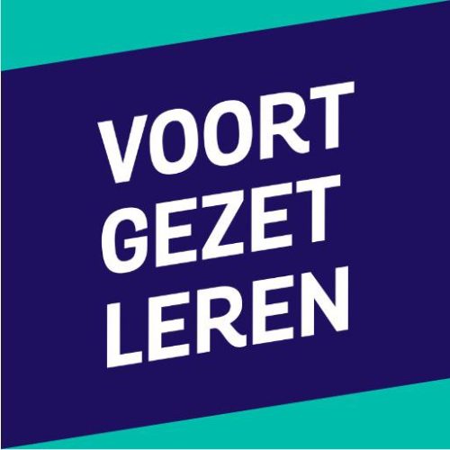 Logo van Voortgezet Leren: blauwe baan over bijna de volledige hoogte en witte letters op een turqoise achtergrond.